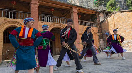 Du khách tham dự lễ hội khèn Mông sẽ được thưởng thức hội thi múa khèn với các điệu múa khèn cổ.